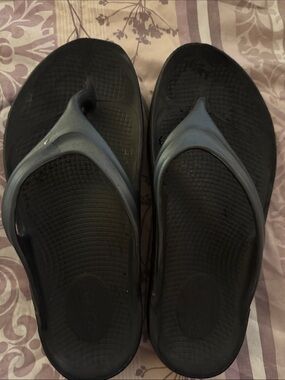 OOFOS Black Flip Flop Sandals with Dark Gray Straps